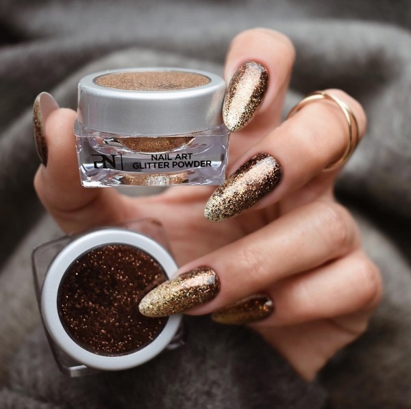 Маникюр с втиркой: необыкновенные идеи дизайна 2021 Маникюр с втиркой: необыкновенные идеи дизайна 2021