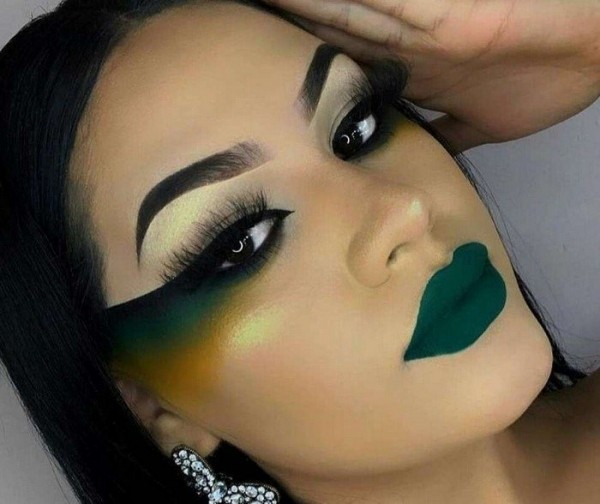 Макияж «глаза Бардо»: как повторить тренд социальных сетей, кому и для каких случаев он подойдет Макияж «глаза Бардо»: как повторить тренд социальных сетей, кому и для каких случаев он подойдет