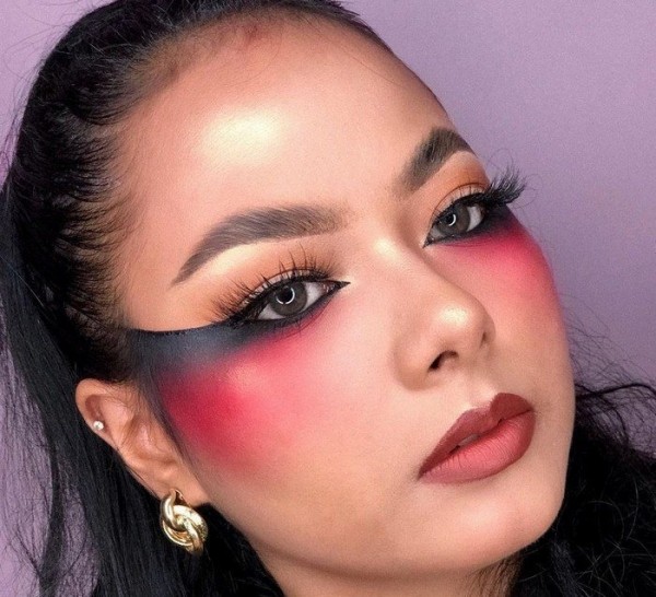 Макияж «глаза Бардо»: как повторить тренд социальных сетей, кому и для каких случаев он подойдет Макияж «глаза Бардо»: как повторить тренд социальных сетей, кому и для каких случаев он подойдет